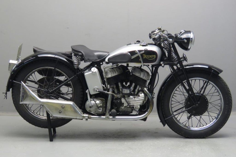 Старинный мотоцикл Triumph WLA