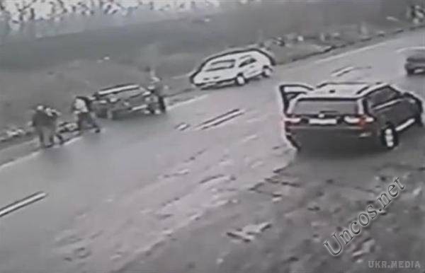 Saving 4-year old child, Ukrainian he fell under the wheels of the car (video 18+)